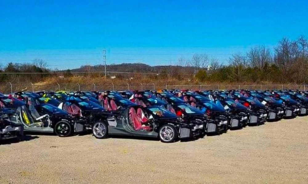 ΗΠΑ: Δεκάδες ολοκαίνουργιες Chevrolet Corvette περιμένουν να γίνουν παλιοσίδερα!